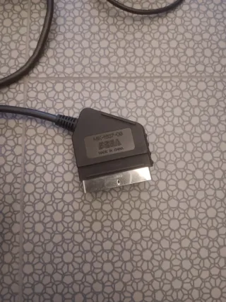 Sega Mega Drive II con 2 controller e gioco