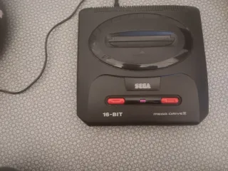 Sega Mega Drive II con 2 controller e gioco