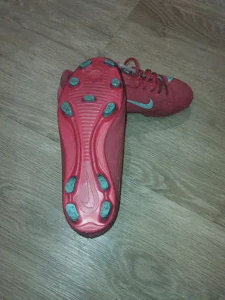 Botas de fútbol Nike rosas y turquesa
