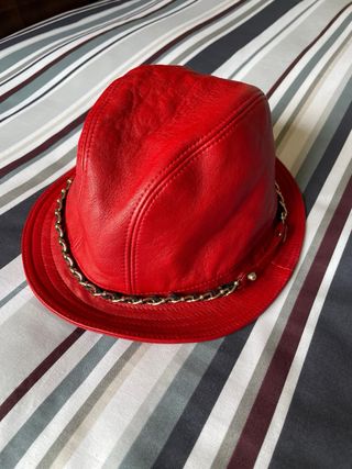 Cappello in vera pelle rosso