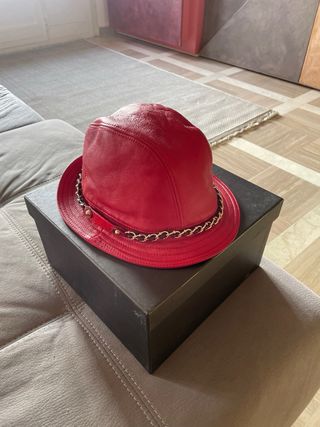Cappello in vera pelle rosso