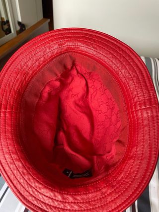 Cappello in vera pelle rosso