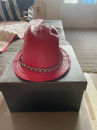 Cappello in vera pelle rosso