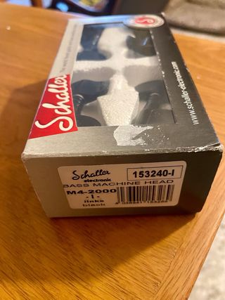 Clavijero bajo Schaller M4-2000 Negro