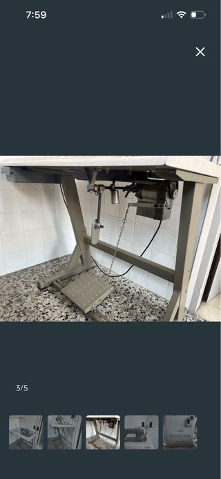 Máquina de coser industrial con mesa