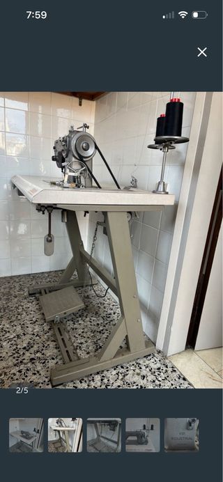Máquina de coser industrial con mesa