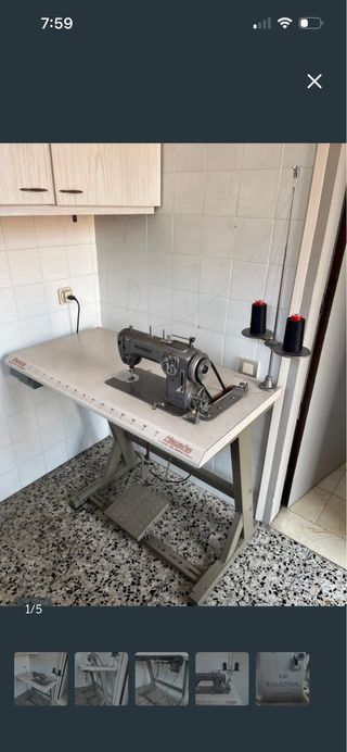 Máquina de coser industrial con mesa