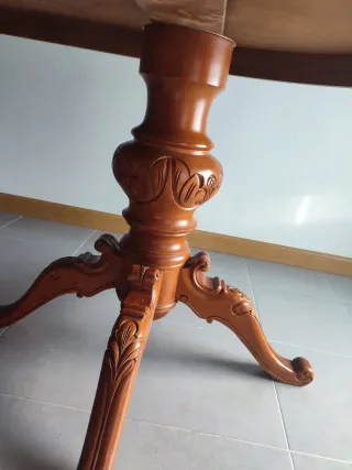 Mesa de salón de madera