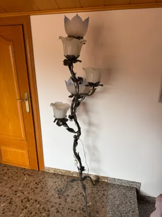 Lámpara de pie antigua estilo floral