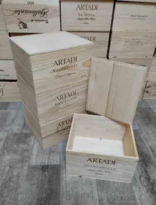 4 Cajas de madera robustas con tapa.