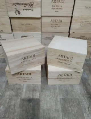 4 Cajas de madera robustas con tapa.