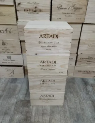 4 Cajas de madera robustas con tapa.