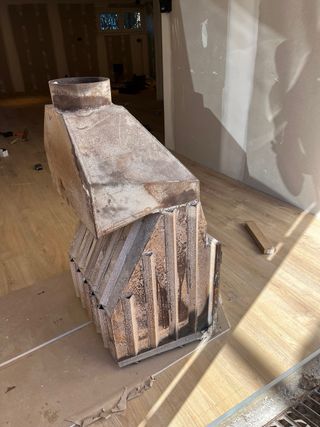 Chimenea metálica con puertas de cristal