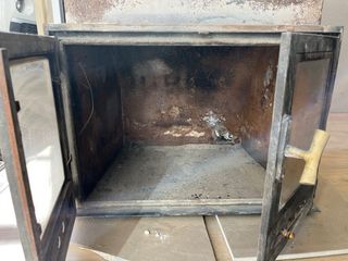 Chimenea metálica con puertas de cristal