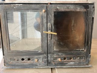 Chimenea metálica con puertas de cristal