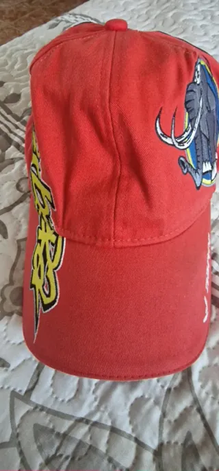 Gorra Daring Roja con Dibujo de Mamut