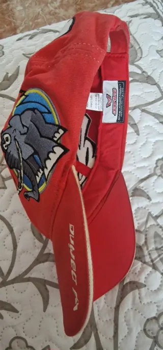 Gorra Daring Roja con Dibujo de Mamut