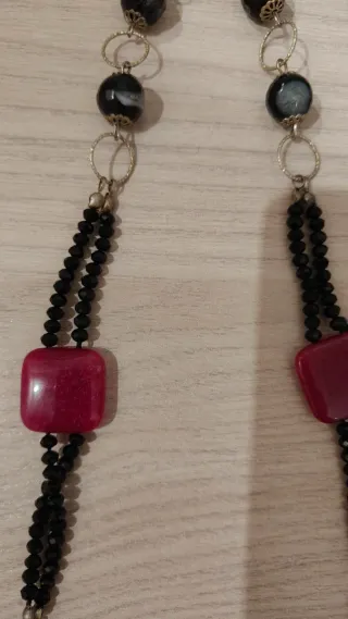 Collana con perle nere e pendente rosso