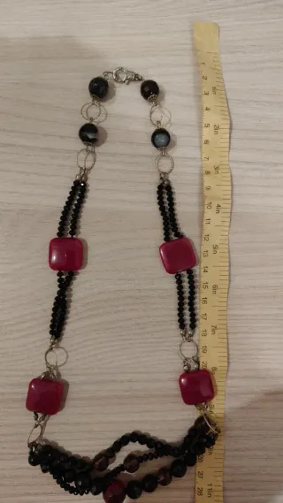 Collana con perle nere e pendente rosso
