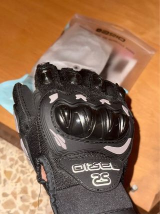 Guantes de moto negros y grises