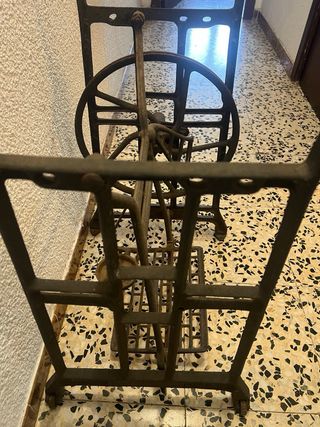 Pie de máquina de coser antigua
