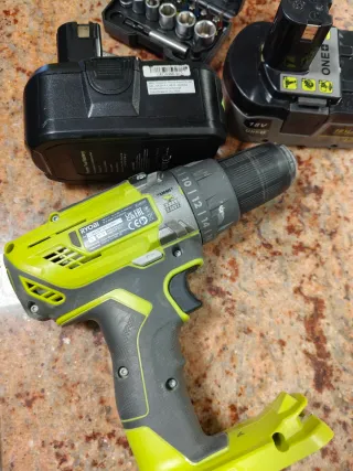 Taladro Ryobi 18V con 2 baterías sin cargador y