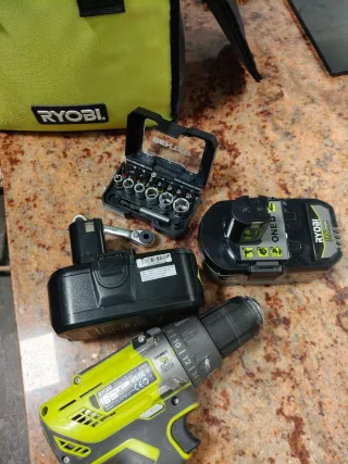 Taladro Ryobi 18V con 2 baterías sin cargador y