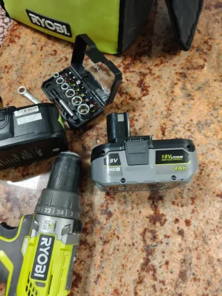 Taladro Ryobi 18V con 2 baterías sin cargador y