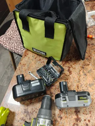 Taladro Ryobi 18V con 2 baterías sin cargador y