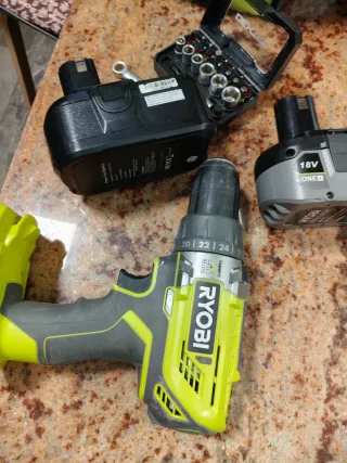 Taladro Ryobi 18V con 2 baterías sin cargador y