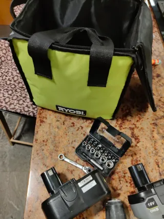 Taladro Ryobi 18V con 2 baterías sin cargador y