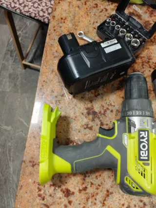 Taladro Ryobi 18V con 2 baterías sin cargador y
