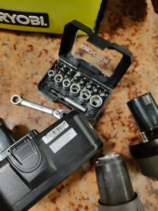 Taladro Ryobi 18V con 2 baterías sin cargador y