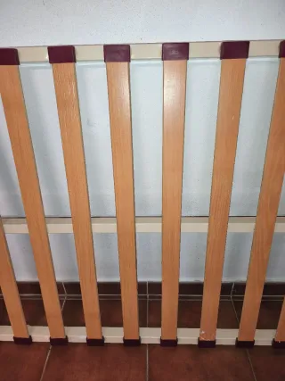 Base de cama de madera y metal