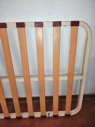 Base de cama de madera y metal