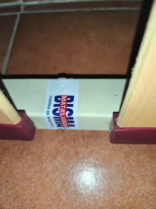 Base de cama de madera y metal