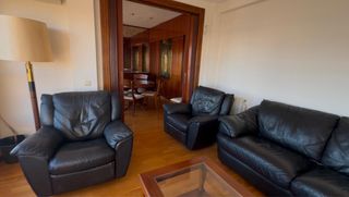 Sofá de piel y dos sillones reclinables.