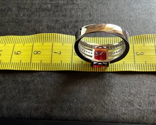 Anello con rubino sintetico e strass