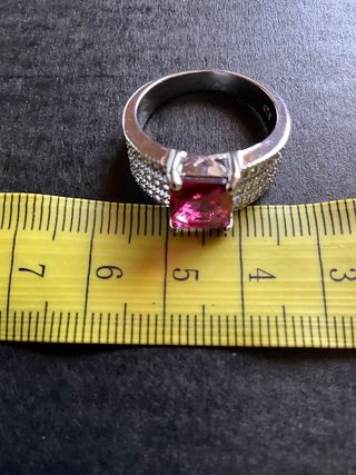 Anello con rubino sintetico e strass