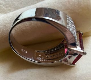 Anello con rubino sintetico e strass