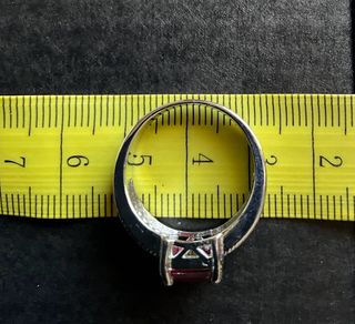 Anello con rubino sintetico e strass