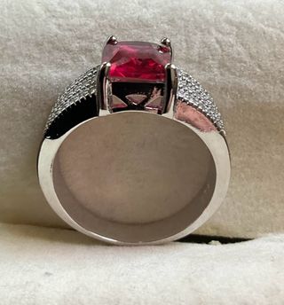 Anello con rubino sintetico e strass