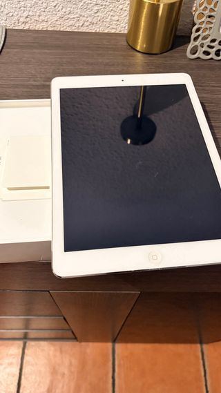 iPad Air WiFi 16GB Plata. Año 2013.