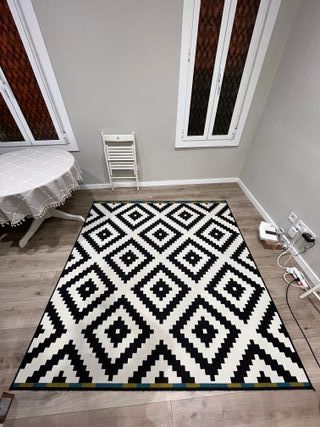 Alfombra Ikea geométrica blanco y negro