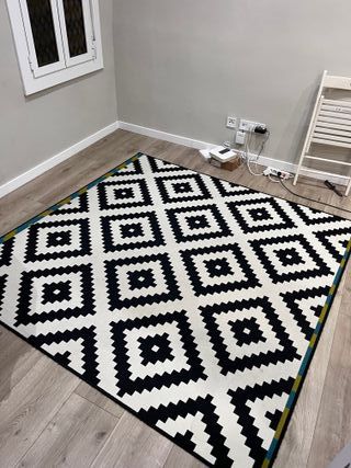 Alfombra Ikea geométrica blanco y negro