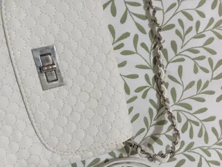 Bolsos pequeños blanco y rosa