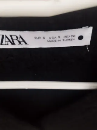 Vestido Zara negro botones dorados estilo Chanel