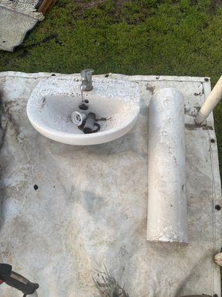 Lavabo de cerámica con grifo Se escucha ofertas