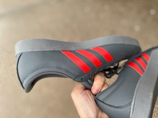 Zapatillas Adidas grises y rojas