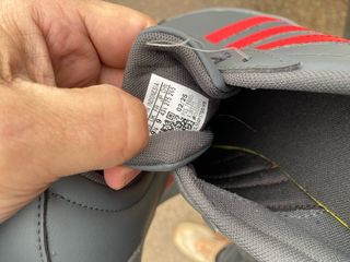 Zapatillas Adidas grises y rojas